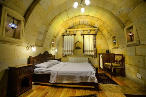 格雷梅葡萄园凯芙酒店的石头间内一间卧室,配有一张床