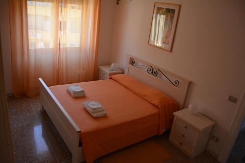 罗马Andreina a San Pietro Apartment的一间卧室配有一张床,上面有两条毛巾