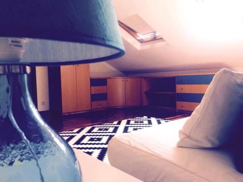 维亚纳堡Apartment Vedória的一间卧室配有一张床和一张带台灯的桌子