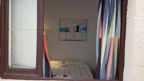 韦列Casavacanze Salento Veglie Luna的镜子,房间带床和窗户