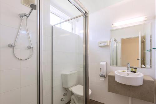 昆比恩BreakFree Queanbeyan的带淋浴、卫生间和盥洗盆的浴室