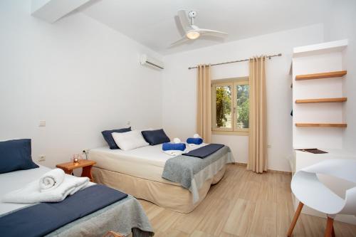 MárpissaVilla Evilia的一间卧室设有两张床和窗户。