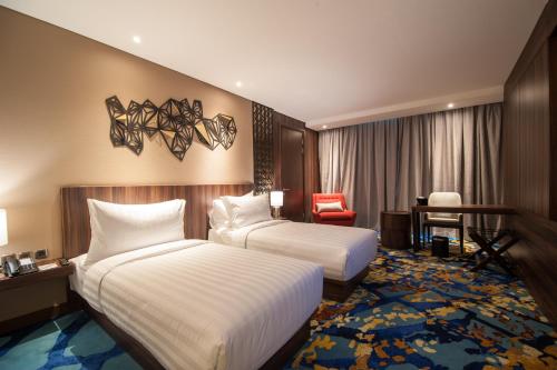 当格浪格兰德索尔海滨酒店的酒店客房配有两张床和一张书桌
