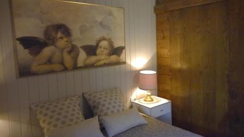 博萨迪法萨Chalet Do Costa的卧室墙上挂着裸体婴儿的照片