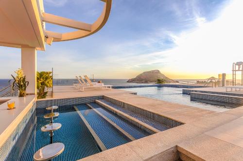 里约热内卢CDesign Hotel的房屋顶部带凳子的游泳池
