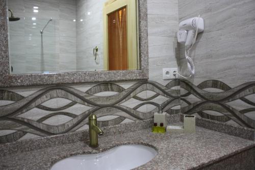 第比利斯天堂酒店的一间带水槽和镜子的浴室