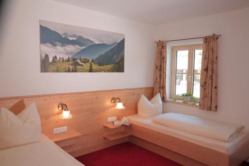 魏阿尔恩施瓦则豪斯膳食公寓的客房设有两张床和窗户。
