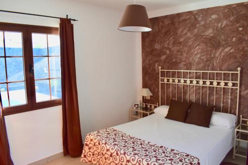 普拉亚布兰卡Eslanzarote Villa Kalima的一间卧室设有一张床和一个窗口