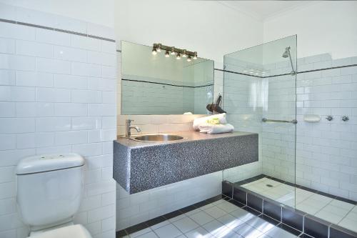 吉朗基隆汽车旅馆及服务式公寓贝斯特韦斯特酒店的一间带水槽、卫生间和镜子的浴室