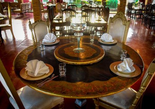 帕里普埃拉Fazenda Fiore Resort的一张木桌,上面放着一杯葡萄酒