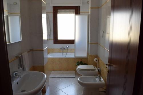 塞拉尔朱斯suite the natural color的一间带水槽和卫生间的浴室以及窗户。