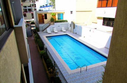 圣玛尔塔Apartamento Rodadero的大楼一侧的大型游泳池