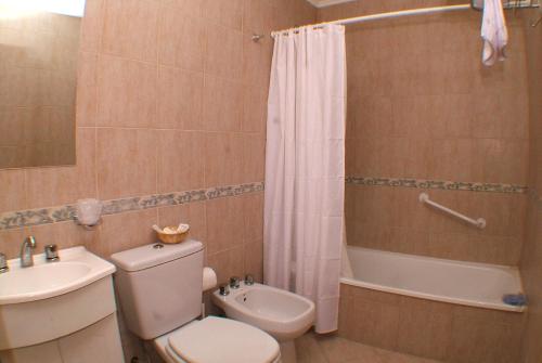 埃尔卡拉法特卡鲁特霍什酒店的浴室配有卫生间、盥洗盆和淋浴。