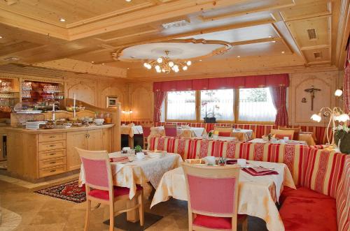 科瓦拉因巴迪亚Mountain B&B - La Scalira的一间在房间内配有桌椅的餐厅