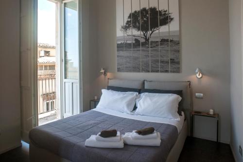 诺托Kalote' Apartments的一间卧室配有一张床,上面有两条毛巾