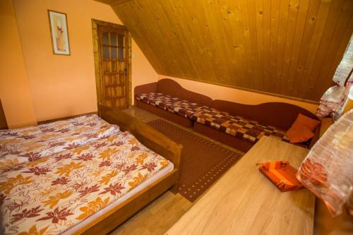 里托斯基挪威克Chata Beňušovce的一间小卧室,卧室内配有一张床铺