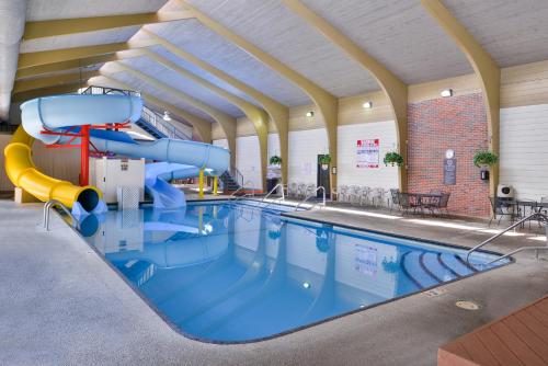 比林斯比林斯酒店及会议中心 的一座大楼内带水滑梯的游泳池