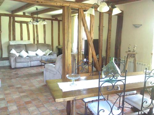 FuteauLa maison du bûcheron的客厅配有沙发和桌子