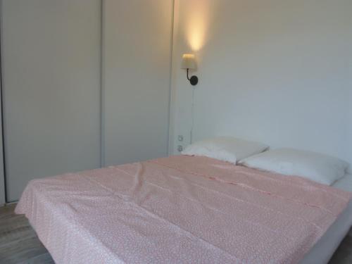 艾马尔格Joli Mazet entre Montpellier et Nimes的床上有粉红色毯子