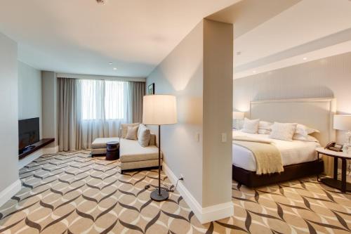 阿德莱德梅费尔酒店的酒店客房,设有两张床和一张沙发