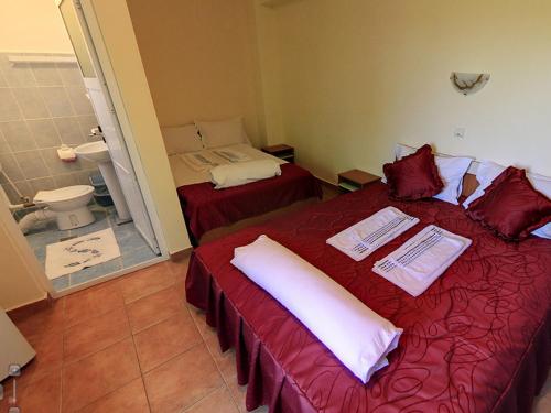 艾福雷诺德Hotel Laguna的客房设有两张床和一间带卫生间的浴室。