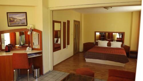 瓦尔纳Hotel Palitra的配有一张床和一张书桌的酒店客房