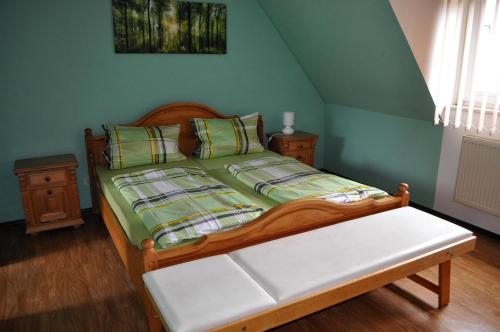 瓦门施泰纳赫Ferienhaus Müller的一间卧室设有一张带绿色墙壁的木床。