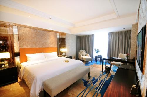 成都空港建国饭店(成都双流国际机场店)的卧室配有一张白色大床和一张书桌