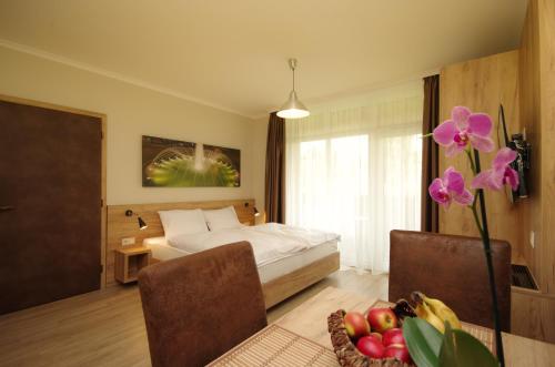 久洛Almásy Apartmanház Gyula的一间卧室配有一张床和一碗水果