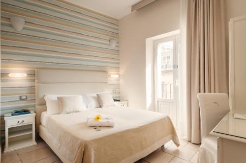 塔兰托Hotel L'Arcangelo - Boutique Hotel的卧室配有白色的床和窗户。
