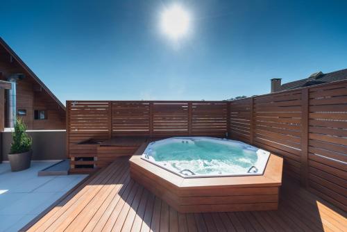格拉玛多拉海图斯蒂洛中心酒店的木制甲板上的热水浴池