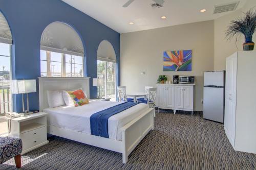 阿兰瑟斯港Alister Square Inn的卧室配有白色的床和蓝色的墙壁