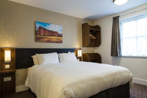 GaileySpread Eagle, Gailey by Marston's Inns的一间卧室设有一张大床和一个窗户。
