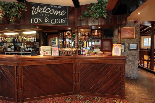 布里斯托Fox & Goose, Barrow Gurney by Marston's Inns的酒吧欢迎客人前往狐狸和鹅的标志