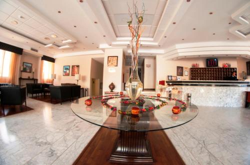 瓦迪穆萨拉麦迅酒店的大堂设有桌子,上面有花瓶