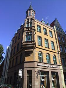 汉诺威汉斯 - 利杰 - 豪斯酒店的一座建筑的顶部有一个钟楼