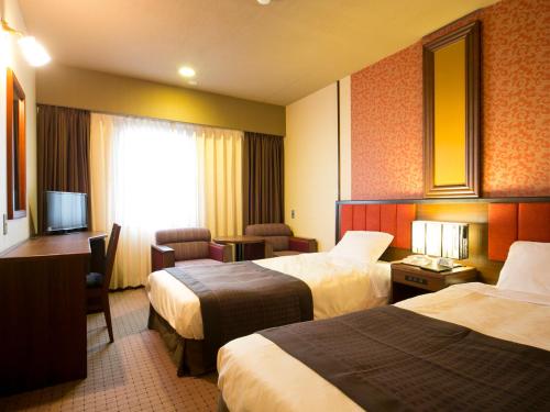 秋田秋田川反珍珠城市饭店的酒店客房设有两张床和电视。