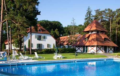 NemesnépAbbazia Country Club的房屋和带凉亭的游泳池