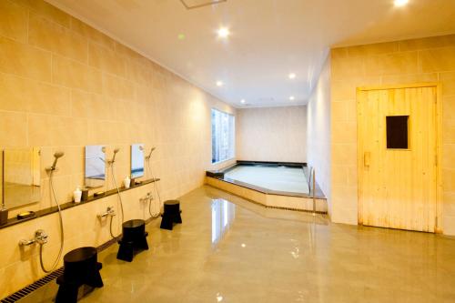 芝卡朗德尔塔马斯圣克瑞斯特酒店的一间位于客房内的带游泳池的浴室