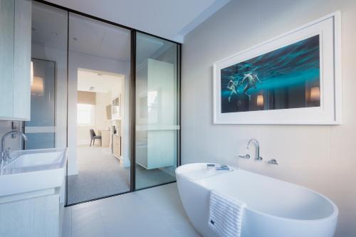 悉尼斯派塞波茨波音特酒店的白色的浴室设有水槽和镜子