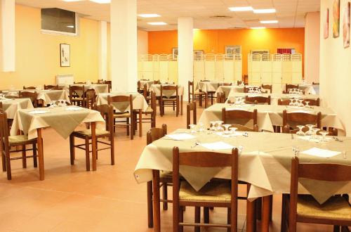 蒙特罗索阿尔马雷Santuario NS Soviore Cinque Terre的用餐室配有桌椅和白色桌布