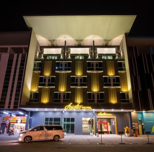 马六甲亚洲酒店的夜间停在大楼前的汽车