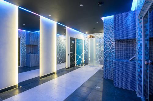 VishenkiWISH Aqua&SPA Resort的墙壁上铺有蓝色瓷砖的浴室