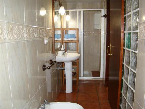 巴罗斯自由镇CASA PERIN - HOSTAL RURAL的一间带水槽和卫生间的浴室