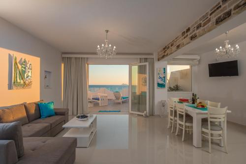 卡拉马基Aristodimos Luxury Apartments的客厅配有沙发和桌子