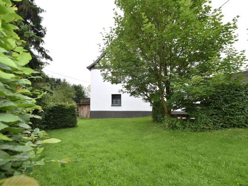 施马伦贝格Spacious Holiday Home in Menkhausen near Ski Area的院子里有树的白色房子