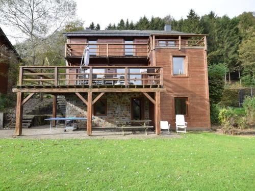 VerpréDuplex Chalet in Rendeux Ardennes with Sauna and Terrace的大型木屋,设有甲板和草坪