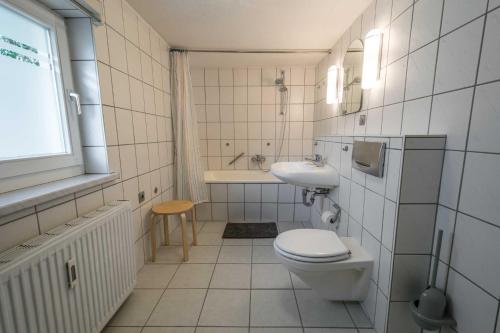 赛巴特班森Ferienwohnungen Proll的白色的浴室设有卫生间和水槽。
