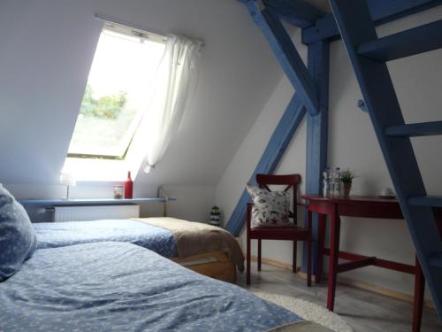 KemnitzZum Storchennest的一间卧室设有两张床、一个窗户和梯子