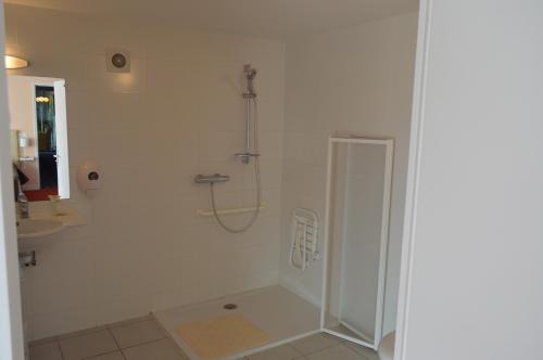 滨海勒维维耶Logis Hôtel Le Bretagne的带淋浴和盥洗盆的白色浴室